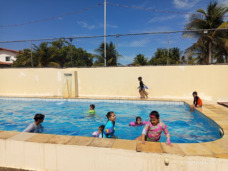 Crianças na piscina